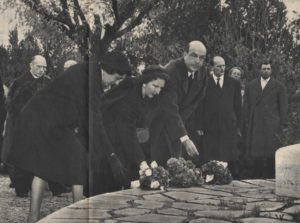 Re Umberto II rende omaggio alla tomba della Regina Elena con le sorelle Giovanna e Maria
