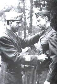 Re Umberto II, allora Luogotenente decora il Generale Clark, 1944