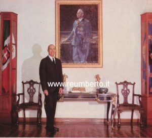 Re Umberto II con le Bandiere ed il ritratto del Re suo padre