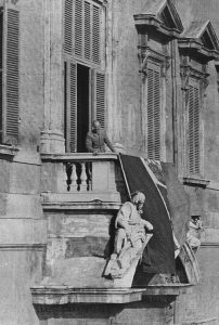 Umberto II saluta gli Italiani accorsi al Quirinale a festeggiare la sua ascesa al Trono
