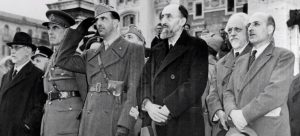 Re Umberto II con membri del Governo ed ufficiali alleati