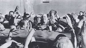 Re Umberto II festeggiato dagli Italiani al suo arrivo a Palma di Majorca