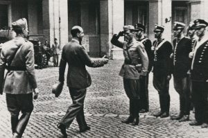 Re Umberto II saluta il Comandante dei Reali Corazzieri Duca Riario Sforza