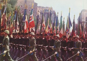 Le Bandiere Vittoriose del Regio Esercito sfilano in Via dei Fori il 4 Novembre del 1968