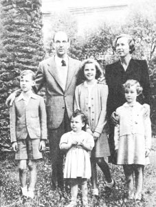 Re Umberto, in abiti borghesi, con la Famiglia Reale nei giardini del Quirniale