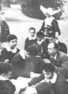 Altra immagine del Re Umberto con i bambini