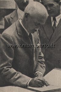 Rara foto del momento della firma dell'abdicazione di Re Vittorio Emanuele III